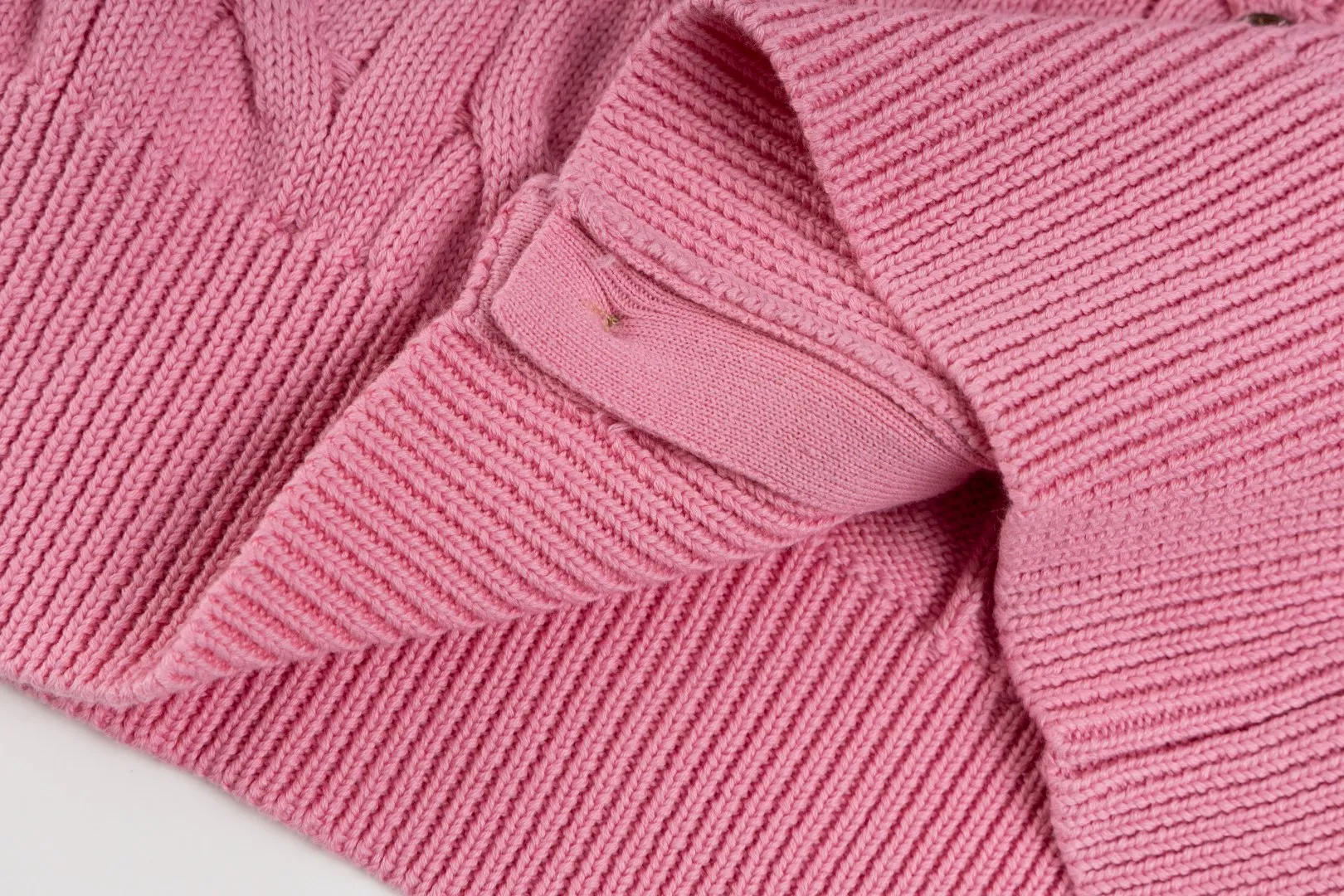P230 #R93 RALPH LAUREN Ralph Lauren twelve colors classic small label embroidery logo seven-button knitted cable cardigan sweater women's top, high-density LOGO embroidery on the chest, original customization of tag accessories. Made of pure cotton yarn, pure cotton is skin-friendly and comfortable, small label war horse embroidered twist button cardigan sweater 🐎 high quality, follow the blogger to learn how to wear it! Let’s buy a Ralph Lauren cable sweater. It’s a super hard-to-find series after it became popular. It’s hard to find one on the official website. It’s simple and practical to wear, with a lazy and loose feel. The thickened fabric has more texture, feels soft and delicate, and has a loose fit. Whether worn alone or layered, you can wear different styles of fashion with just one piece!   Size: